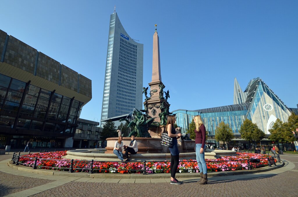 Leipzig Augustusplatz, Frauen vor Brunnen