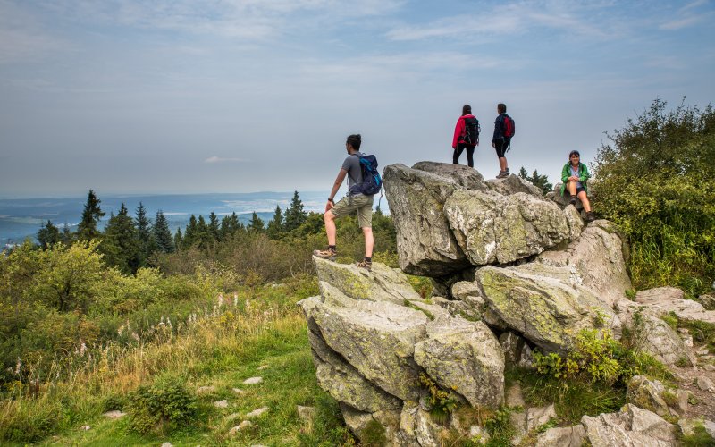 Wanderer am Brunhildisfelsen im Taunus