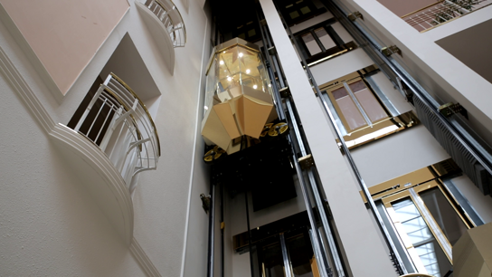 Glasfahrstuhl in der Lobby