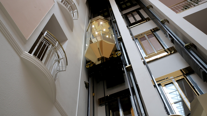 Glasfahrstuhl in der Lobby