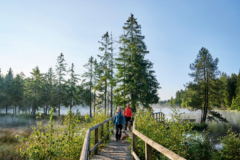 Wanderer am Fichtelsee im Fichtelgebirge