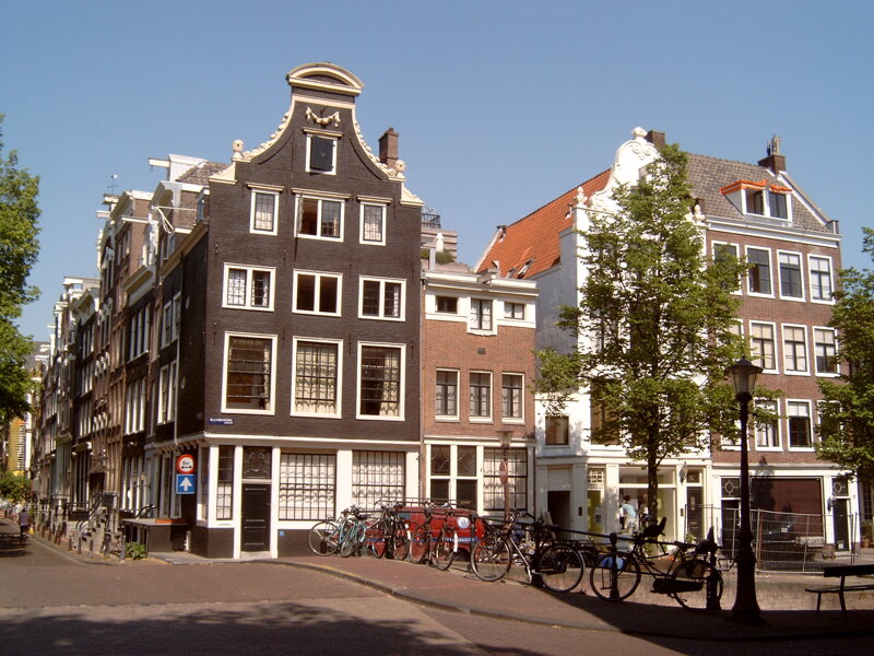 Typisches Grachtenhaus in Amsterdam