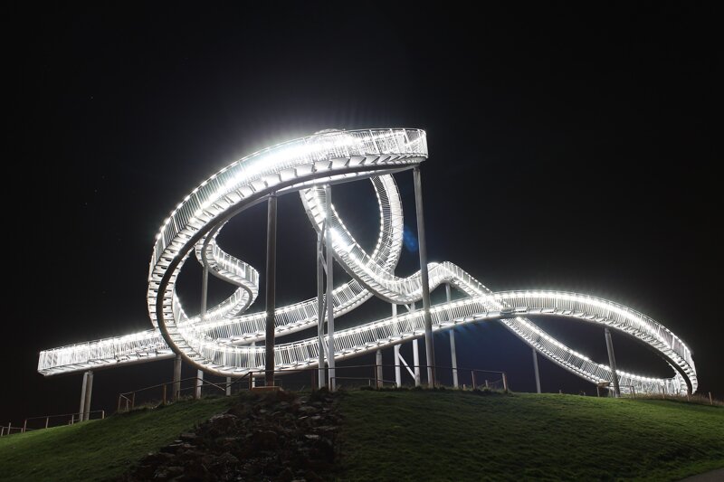 Tiger & Turtle Duisburg beleuchtet nachts