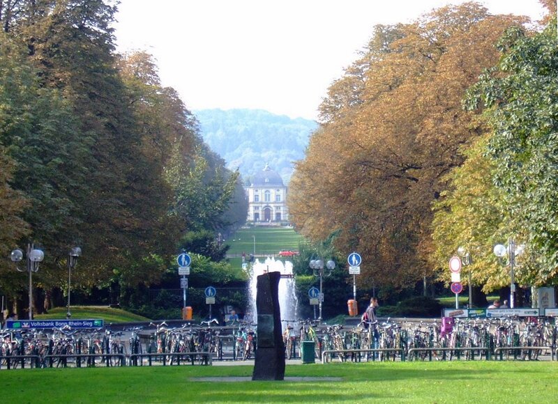 Poppelsdorfer Allee mit Blick auf das Barockschloss in Bonn