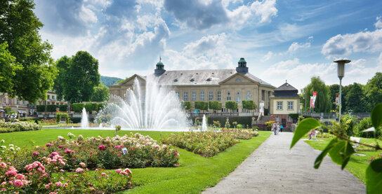 Rosengarten mit Regentebau © Bayer. Staatsbad Bad Kissingen GmbH Foto Dominik Marx edited