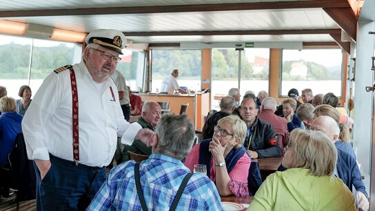 Innschifffahrt Kapitän mit Gästen