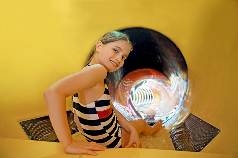 Mädchen in der Rutsche