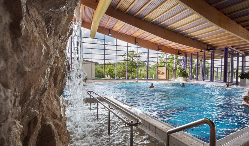 Blick auf das Becken in der Silber-Therme Warmbad
