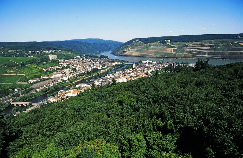 Nahemündung in den Rhein bei Bingen – Blick auf das Mittelrheintal