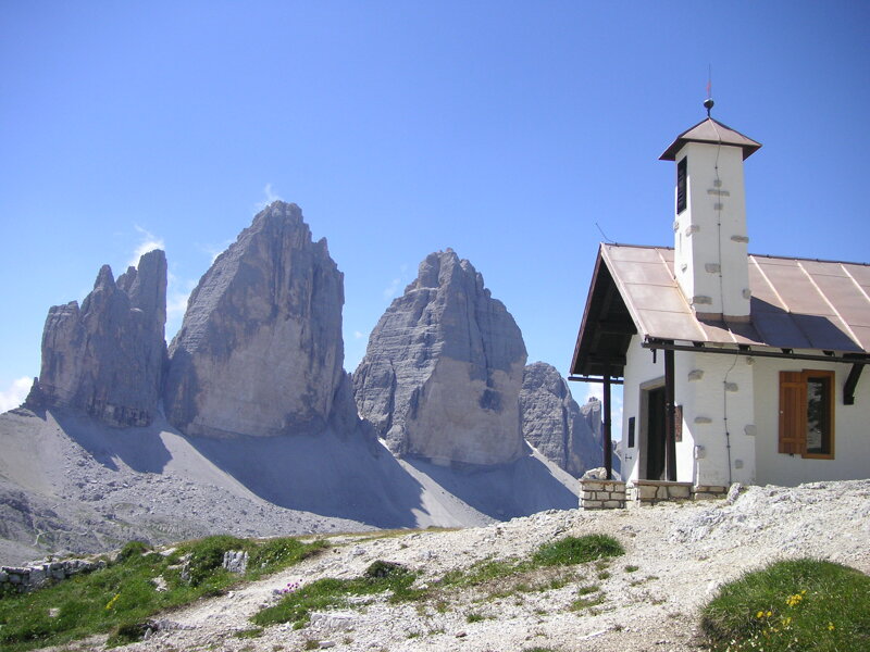 Kapelle vor den Dolomiten