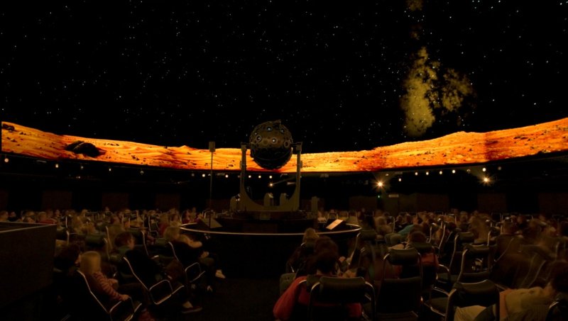 Besucher in der Kuppel des Carl-Zeiss-Planetariums Stuttgart