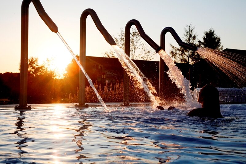 Chiemgau Thermen Sonnenuntergang Schwanenhälse mit Frau