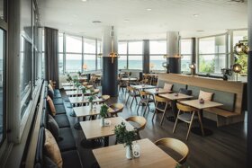 Restaurant On Deck (1)