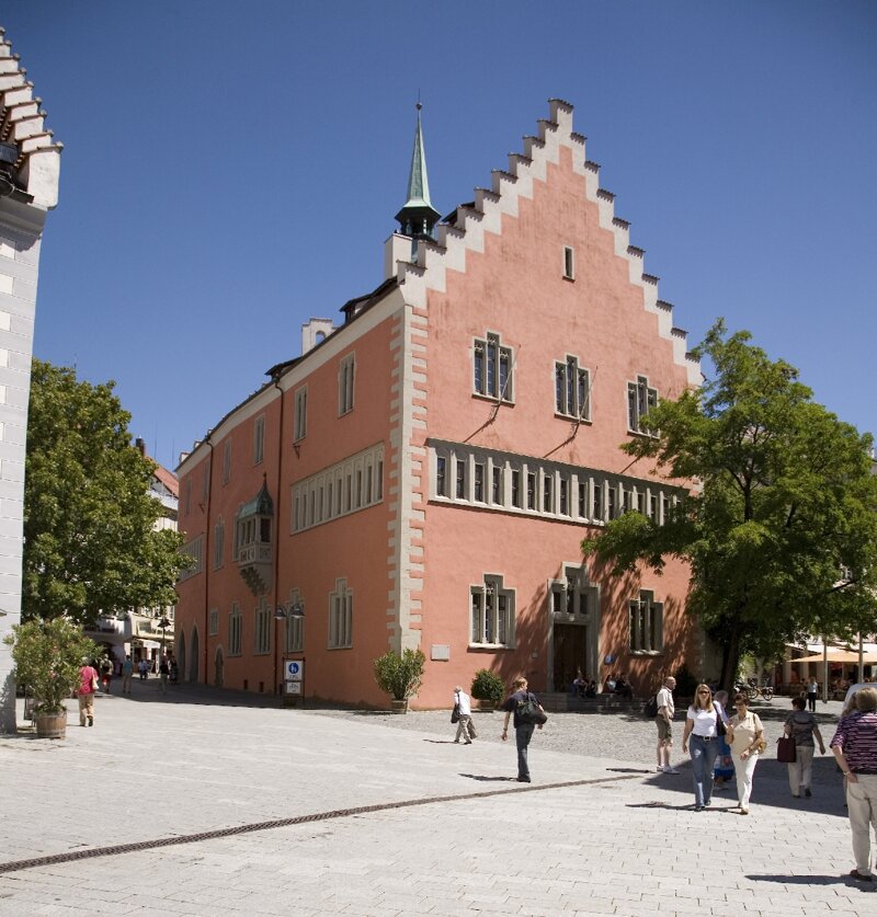 Rathaus mit Fußgänger