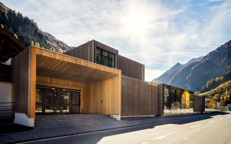 Eingang des Quellalpin Kaunatal in der Sonne