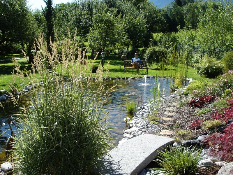 Teichidylle und Außenbereich beim Alpencamp Kötschach-Mauthen