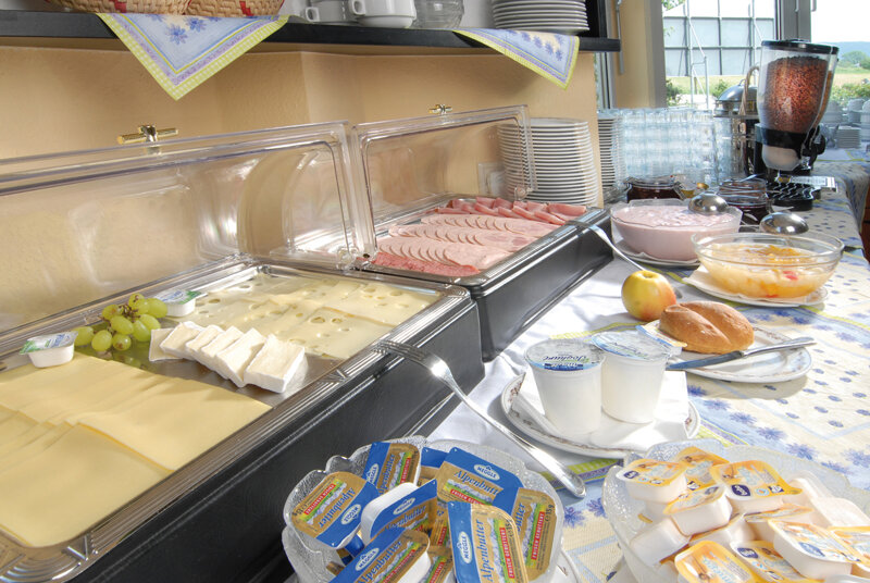 Frühstücksbuffet mit Käse und Aufschnitt