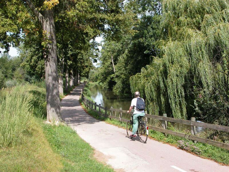 Piste cyclable le long du canal, Ernolsheim c Office de Tourisme Molsheim Mutzig