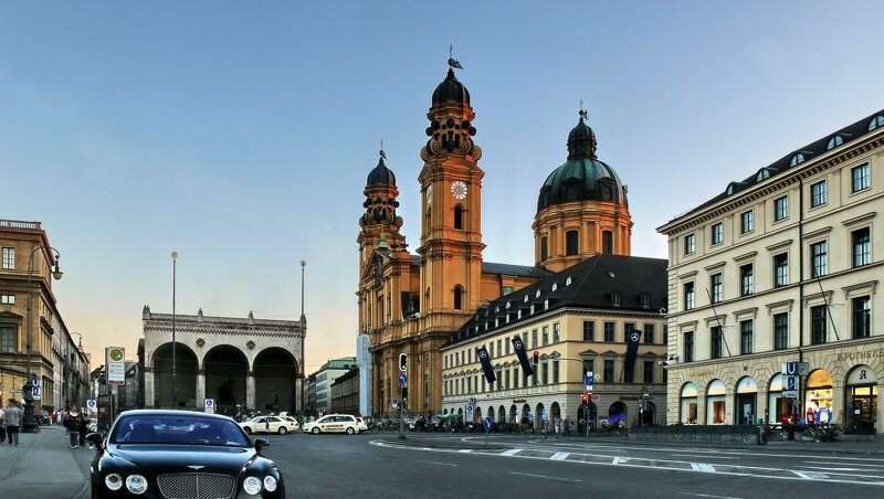 Odeonsplatz mit Theatinerkirche München