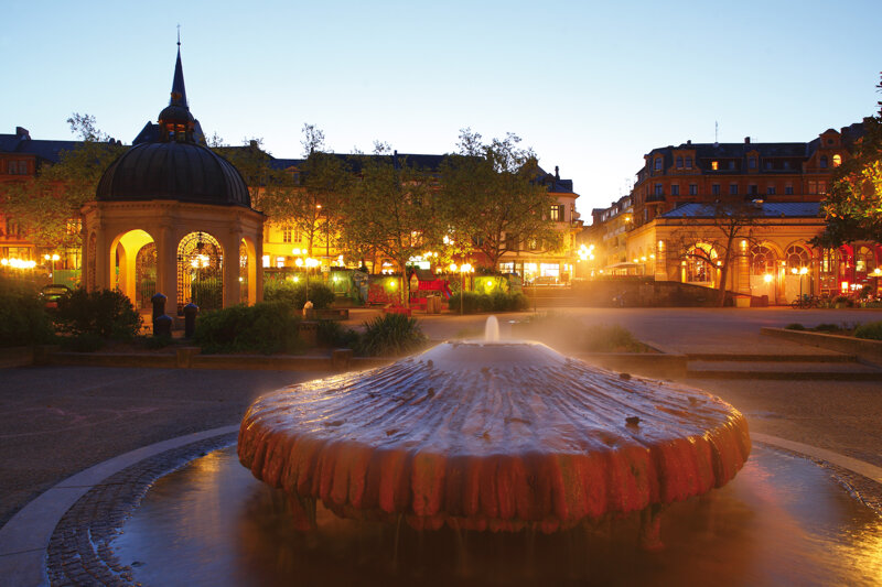 Kochbrunnen Wiesbaden – die heißeste Thermalquelle der Stadt am Kranzplatz