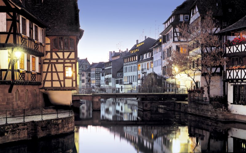 La Petit France Straßburg Dämmerung Wasserweg durch Straßburg