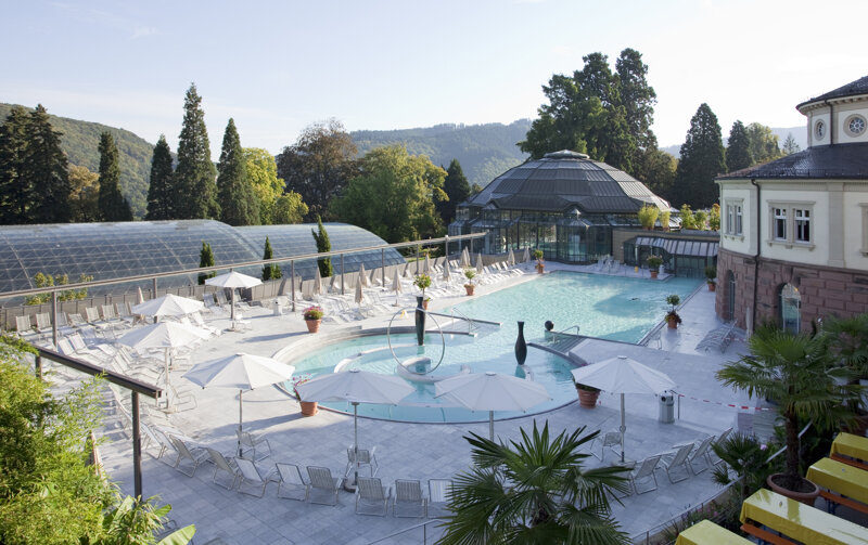 Außenbecken mit Menschen