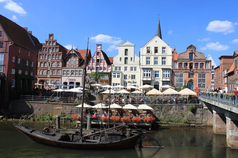 Romantische Häuserzeile an der Ilmenau in Lüneburg