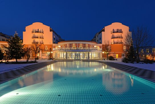 The Monarch Hotel von außen mit Pool