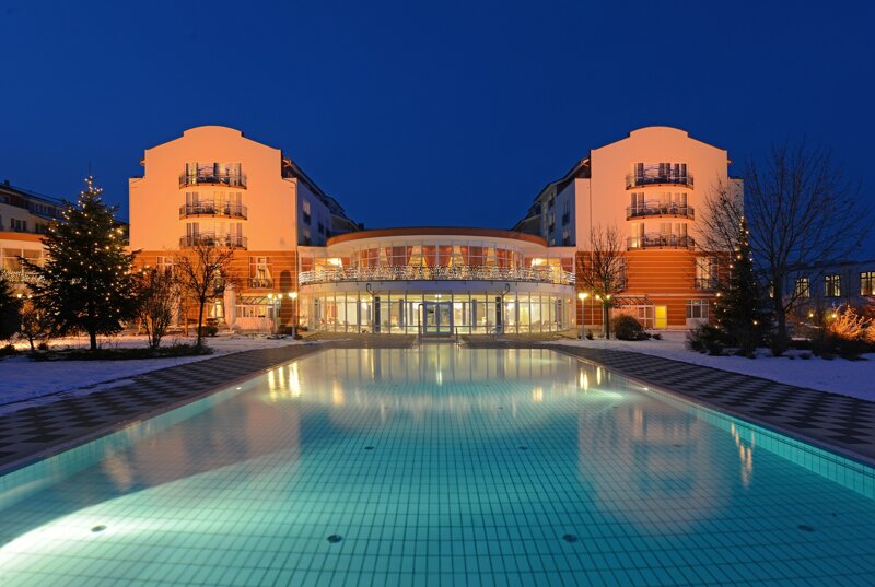 The Monarch Hotel von außen mit Pool