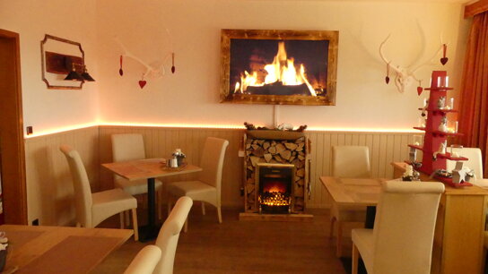 Kaminecke mit Sitzgelegenheiten