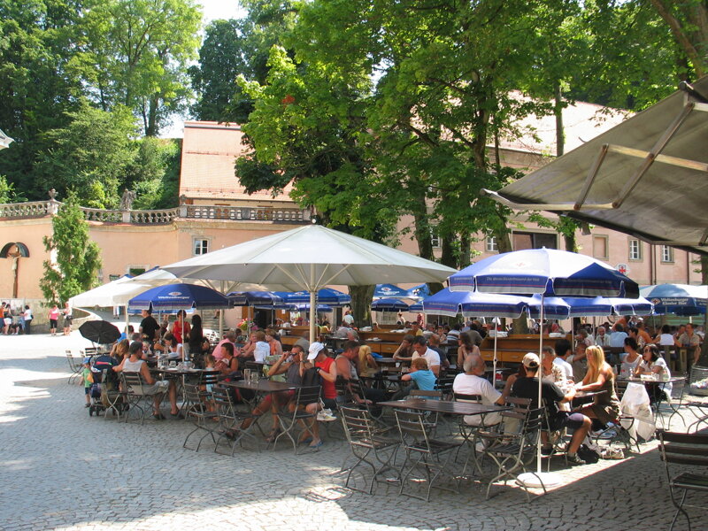 Biergarten im Kloster Weltenburg direkt am Donauufer