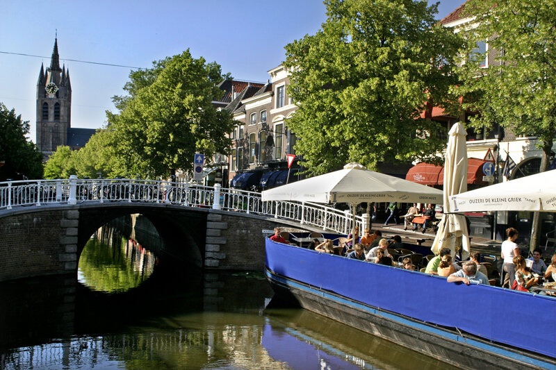 Grachtenbrücke in Delft