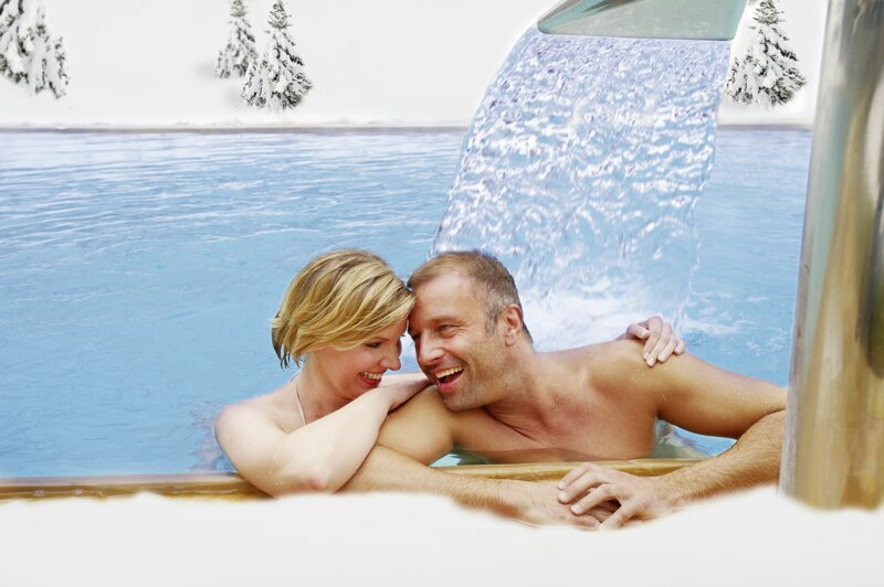Wellnessbereich mit Außenpool – Reisen an Pfingsten in der Natur