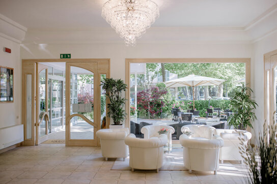 Lobby mit hellen Sesseln