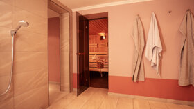 Sauna, von Dusche in Sauna, Handtücher