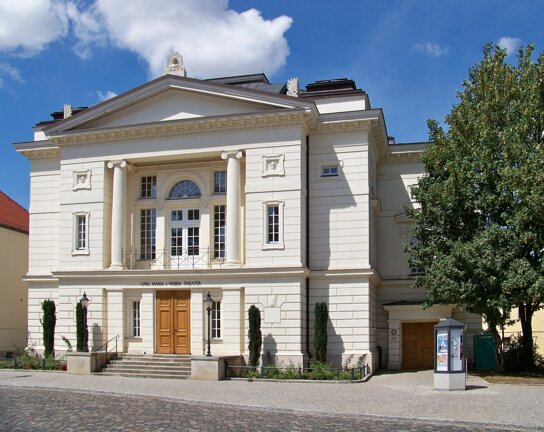 Bernburg Theater c wikipedia Johannes Kazah