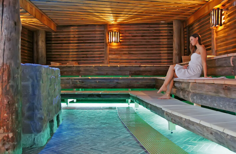 Frau in der Sauna