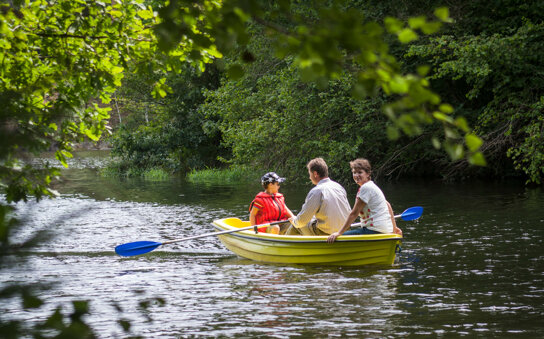 Familie im Boot auf dem Fluss Eger