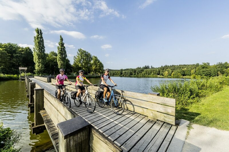 Radfahrer am Stausee nahe Oberkochen