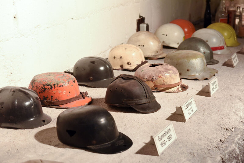 Helme aus verschiedenen Materialien