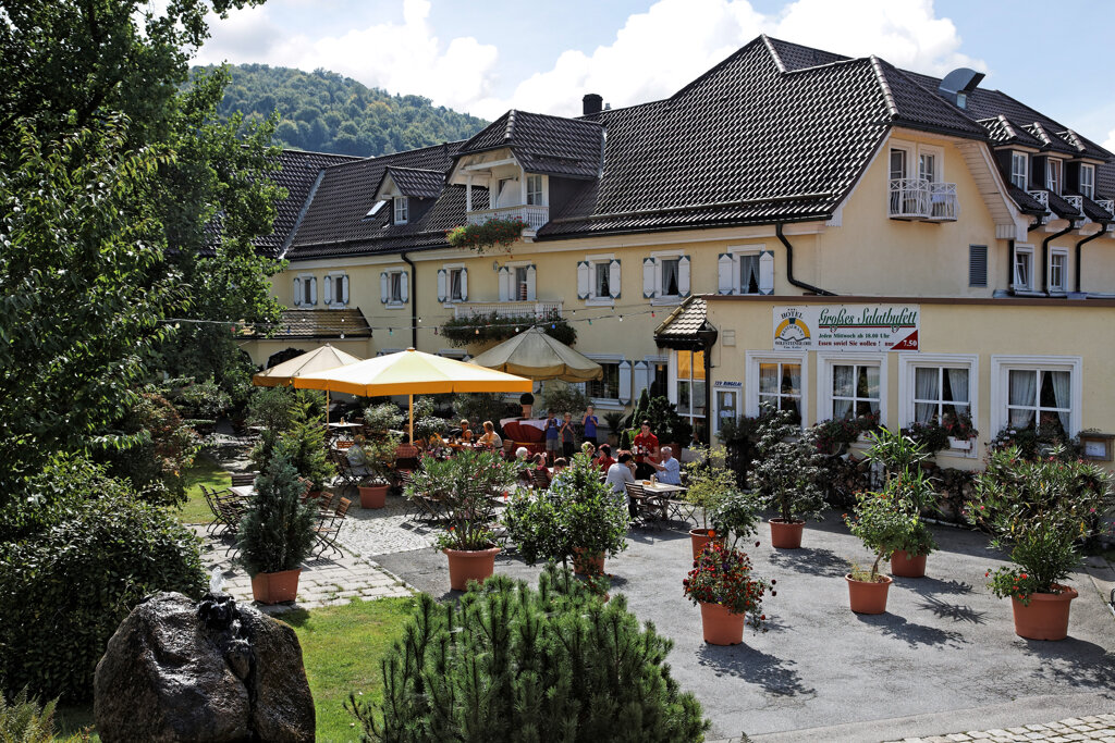 Familien-Landhotel Koller Ringelai Biergarten Sommer