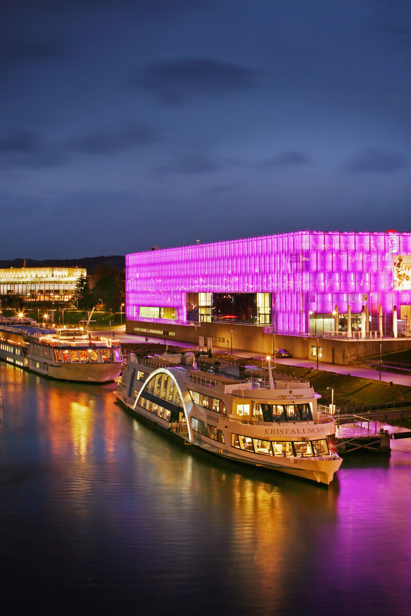 Lentos Kunstmuseum und Kristallschiff am Donauufer Linz bei Nacht