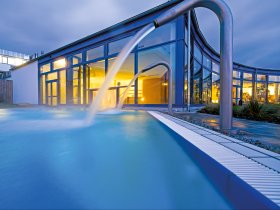 Thermalaussenbecken-Wasserwelt-Abend c Siebenquell GesundZeitResort