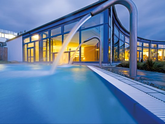 Thermalaussenbecken-Wasserwelt-Abend c Siebenquell GesundZeitResort