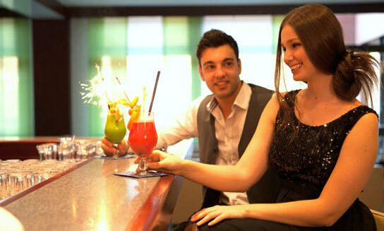 Paar an der Hotelbar