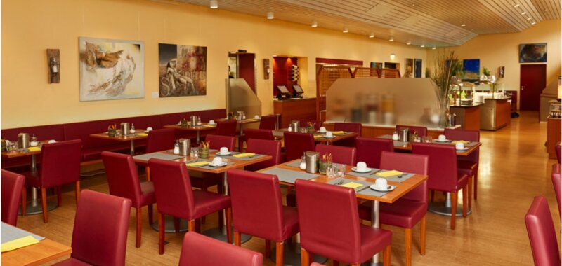 Restaurant mit roten Stühlen