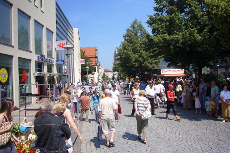 Personen in der Fußgängerzone