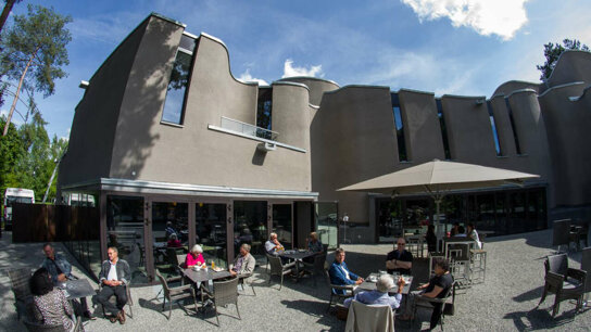 Bistro Innenhof 2 © MAC Museum Art and Cars