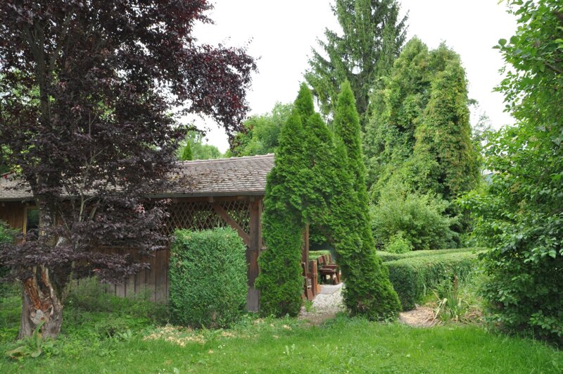 Liegewiese hinter dem Hotel