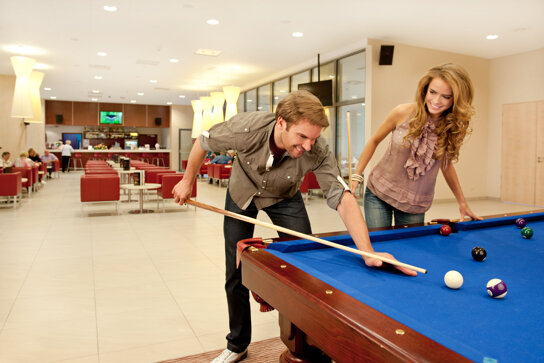 Paar beim Billardspielen